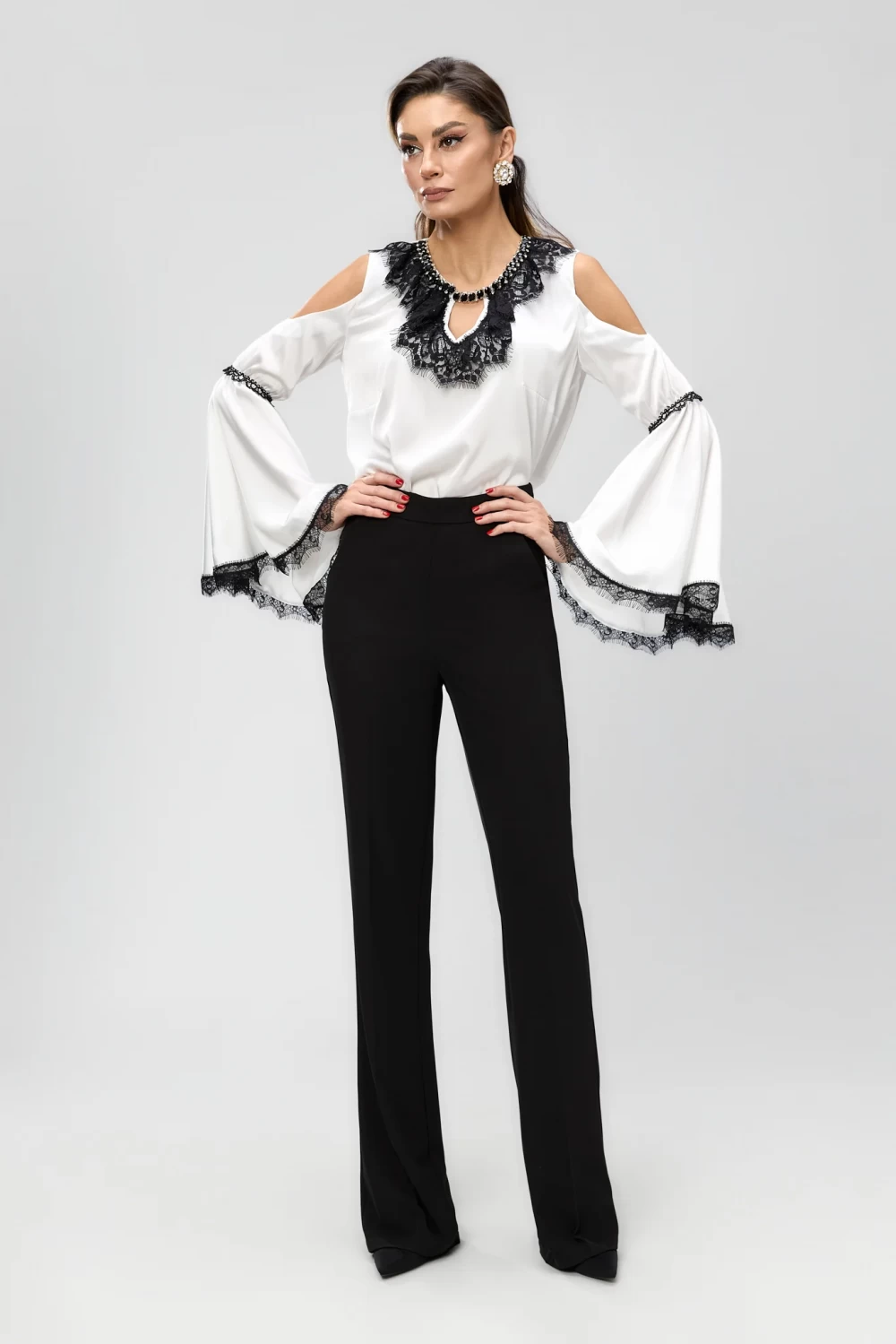 Reducere 5% - Bluza alba eleganta din vascoza cu umeri goi si maneci clopot 1 Bluza alba eleganta din vascoza cu umeri goi si maneci clopot