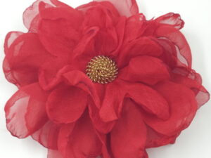 Brosa floare rosie cu diametru de 10 cm din voal matasos