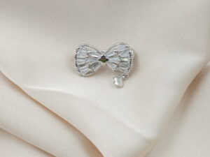 Brosa fundita miniaturala din argint 925 cu pietre foarte fine de cubic zirconia