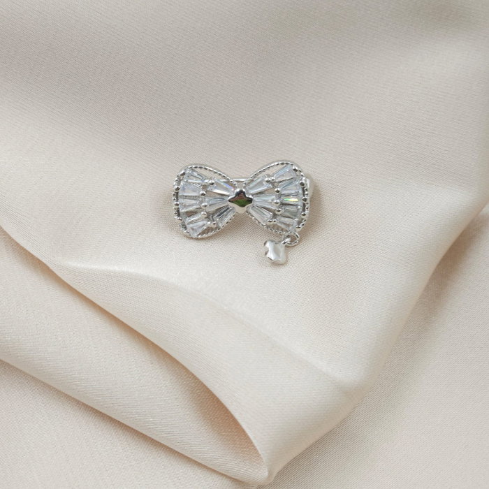 Reducere 20% - Brosa fundita miniaturala din argint 925 cu pietre foarte fine de cubic zirconia 1 Brosa fundita miniaturala din argint 925 cu pietre foarte fine de cubic zirconia