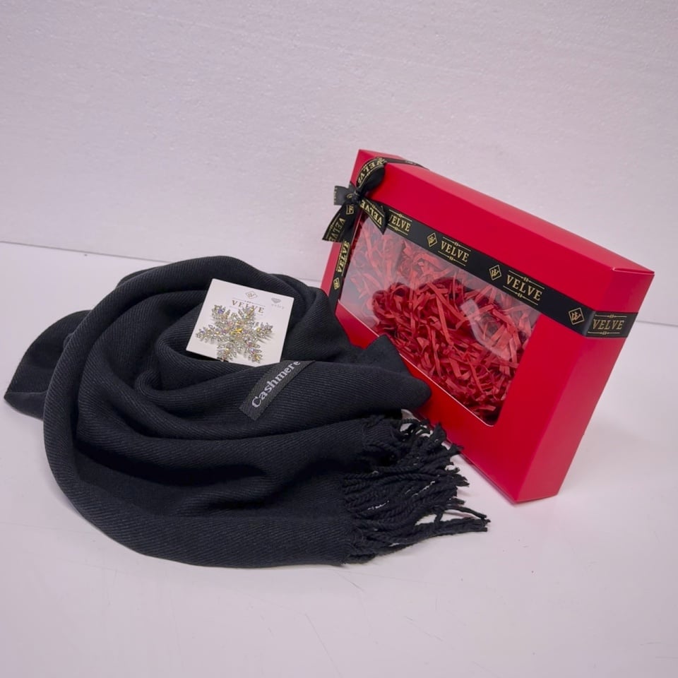 Reducere 27% - Cadou pentru femei Secret Santa, cu Esarfa lunga tip sal si Brosa Fulg de Zapada, in caseta cu fereastra de prezentare, Negru 1 Cadou pentru femei Secret Santa