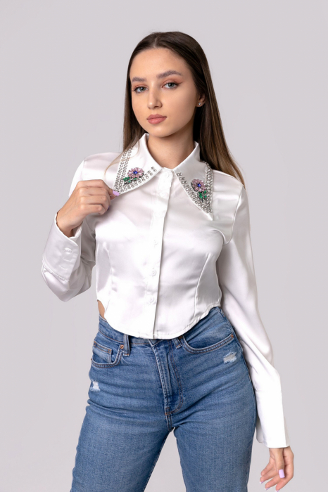 Reducere 58% - Camasa alba cu guler stilizat cu pietre colorate 1 Camasa alba cu guler stilizat cu pietre colorate