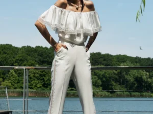 Compleu elegant cu pantalon evazat si buza prevazuta cu volane si broderie