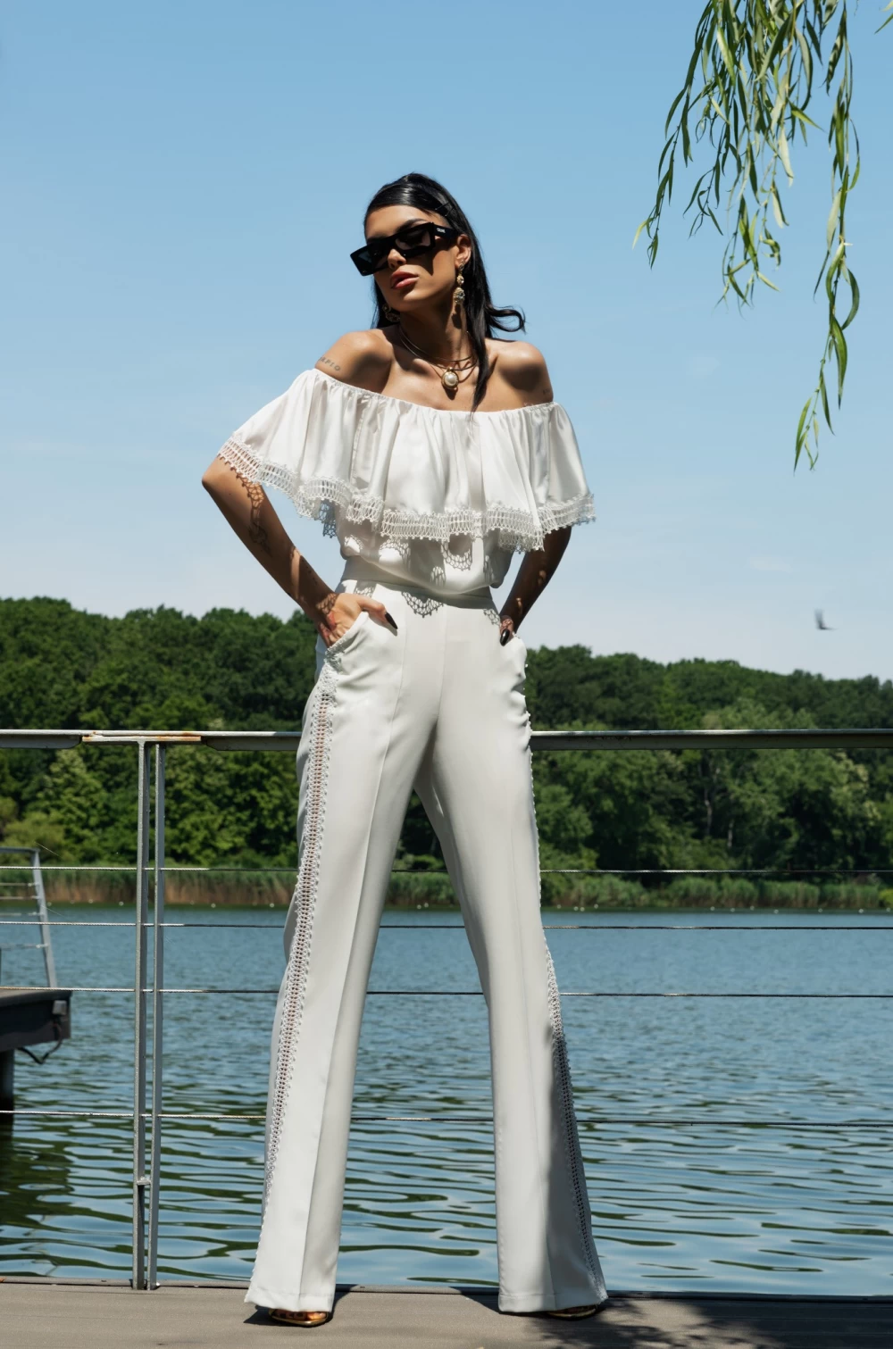 Reducere 5% - Compleu elegant cu pantalon evazat si buza prevazuta cu volane si broderie 1 Compleu elegant cu pantalon evazat si buza prevazuta cu volane si broderie