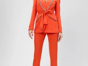 Compleu elegant format din pantaloni conici cu talie inalta si sacou accesorizat cu detalii pretioase si cordon detasabil