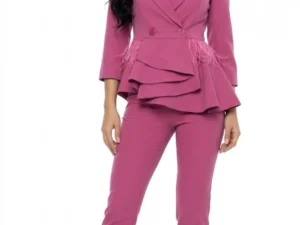 Compleu elegant fucsia format din doua piese sacou prevazut cu volane si pene si pantaloni conici