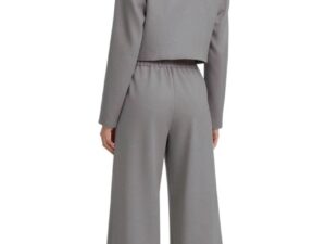 cu sacou structurat si pantaloni evazati