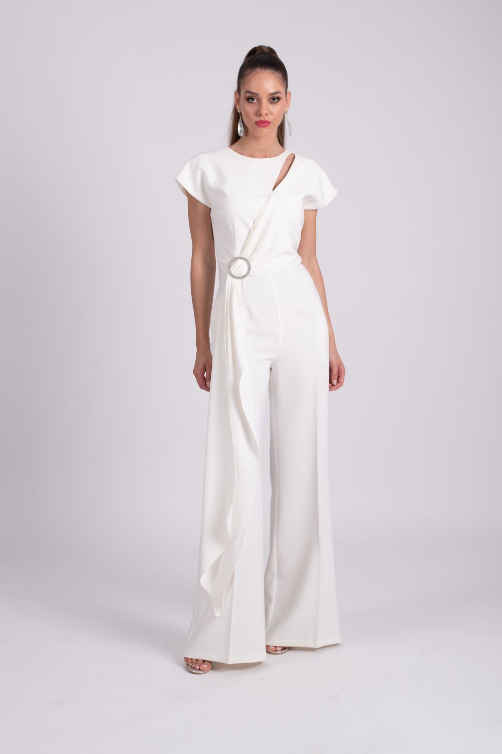 Reducere 10% - Salopeta eleganta alba cu pantalon evazat 1 Salopeta eleganta alba cu pantalon evazat
