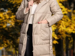 Geaca dama lunga matlasata crem cu gluga si cordon in talie