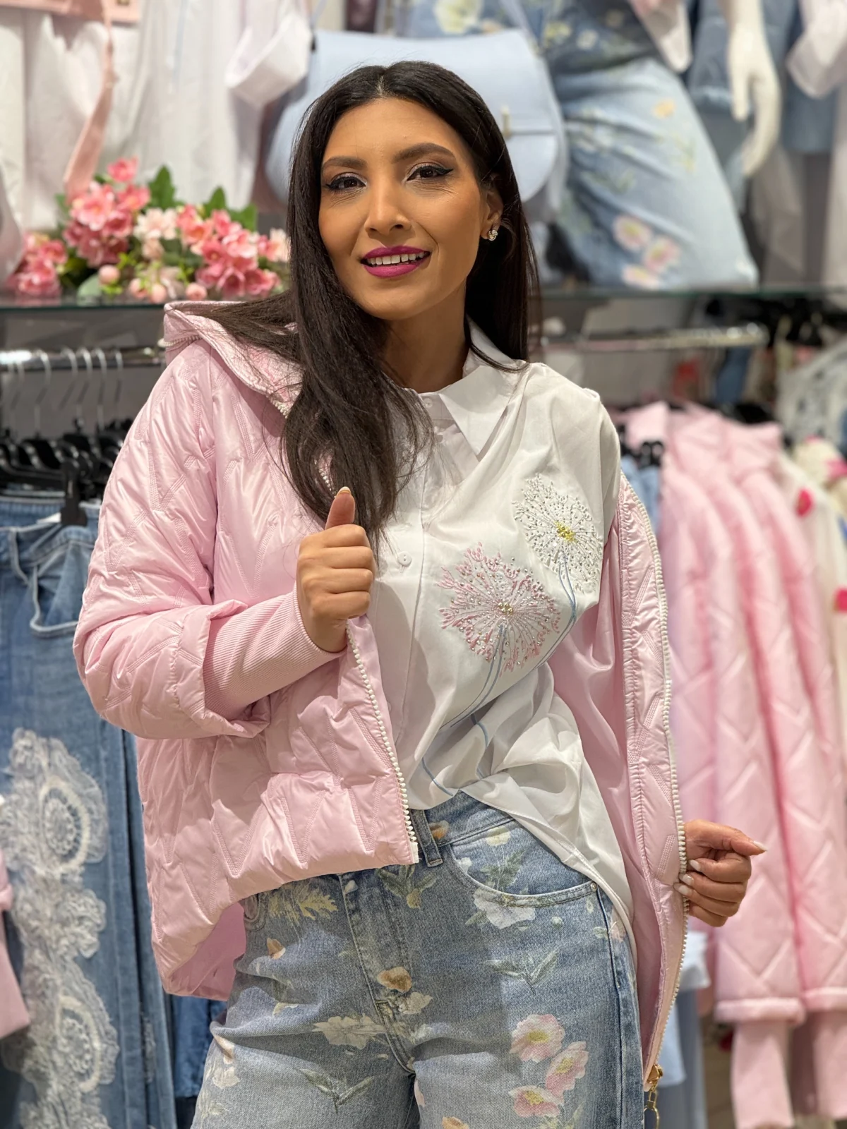 Reducere 20% - Geaca dama roz cu broderie in V si fermoar integral 1 Reducere Geaca dama roz cu broderie in V si fermoar integral