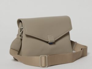 Geanta taupe tip plic cu design elegant si inchidere cu clapeta