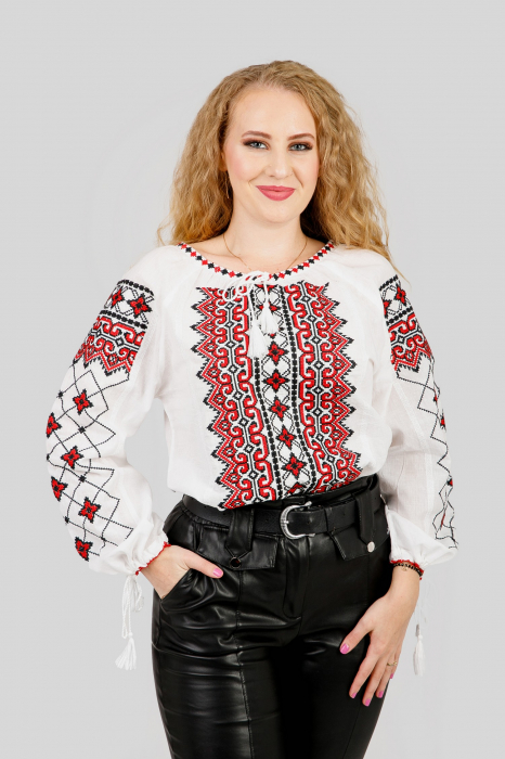 Reducere 35% - Ie traditionala alba cu motiv geometric rosu Luiza 02 - maneca lunga 1 Ie traditionala alba cu motiv geometric rosu Luiza 02 - maneca lunga