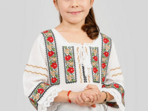 Ie traditionala alba pentru fetite cu motiv floral rosu Medeea