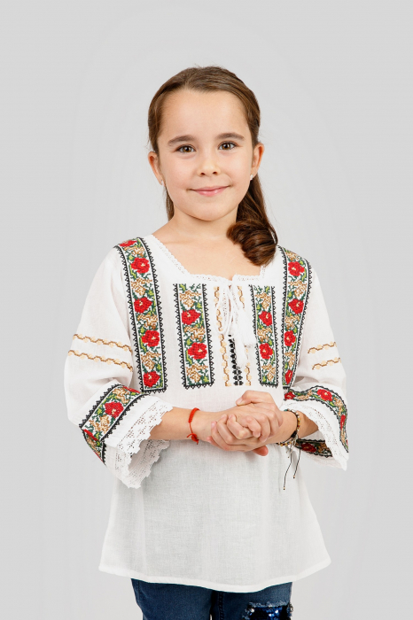 Reducere 30% - Ie traditionala alba pentru fetite cu motiv floral rosu Medeea 1 Ie traditionala alba pentru fetite cu motiv floral rosu Medeea