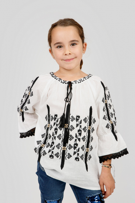 Reducere 30% - Ie traditionala alba pentru fetite cu motiv geometric negru Viviana 1 Ie traditionala alba pentru fetite cu motiv geometric negru Viviana
