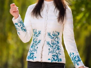 Jacheta dama eleganta ivoire cu broderie turquoise