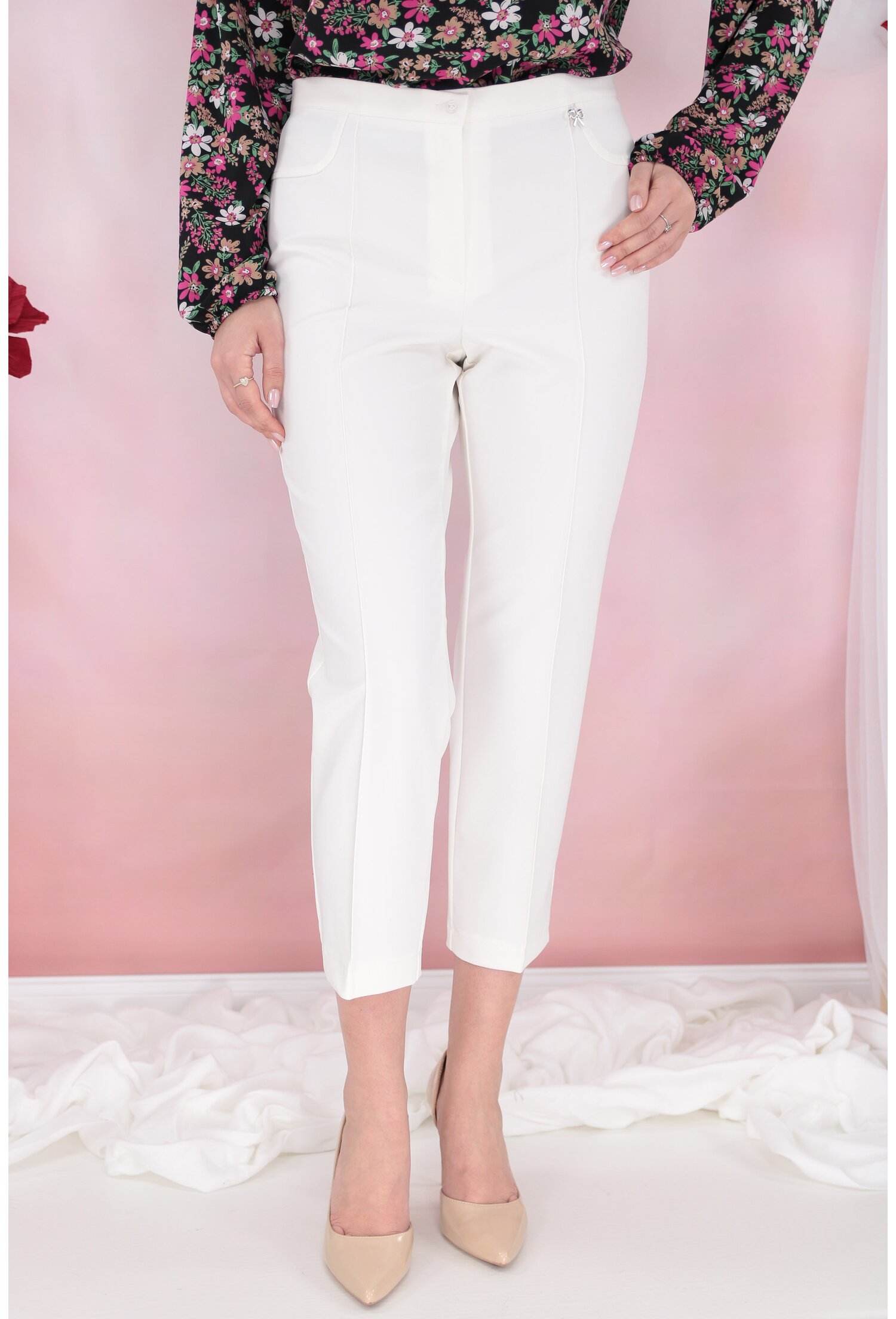 Reducere 65% - Pantaloni conici albi 7/8 1 Pantaloni conici albi 7/8