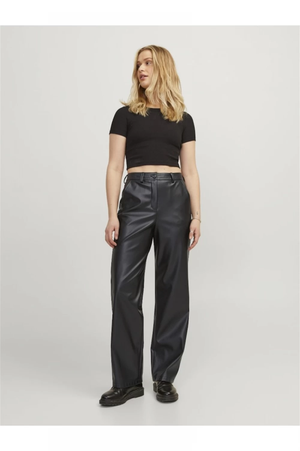 Reducere 15% - Pantaloni negri din piele eco cu croiala lejera 1 Pantaloni negri din piele eco cu croiala lejera