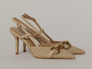 Pantofi bej cu finisaj impletit si accesoriu auriu