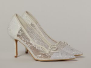 Pantofi eleganti albi imbracati in dantela