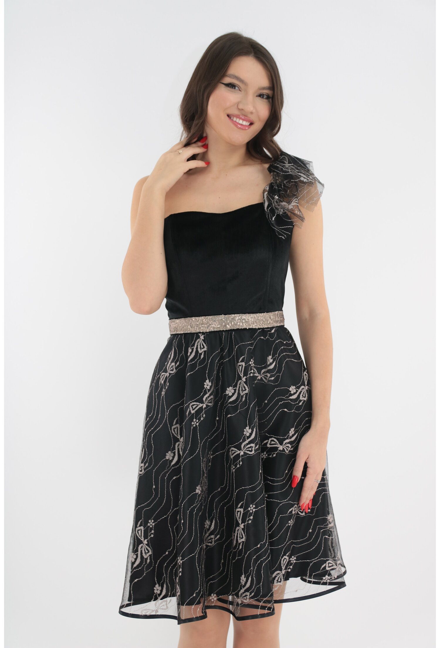 Reducere 79% - Rochie clos neagra din dantela fina si catifea 1 Rochie clos neagra din dantela fina si catifea