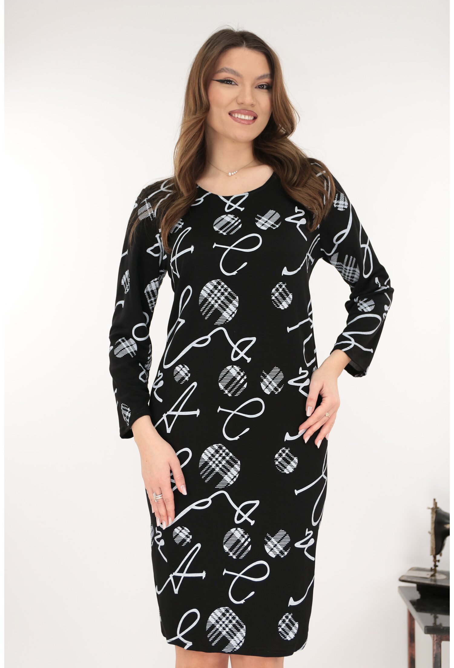 Reducere 50% - Rochie dreapta neagra cu print abstract gri 1 Rochie dreapta neagra cu print abstract gri