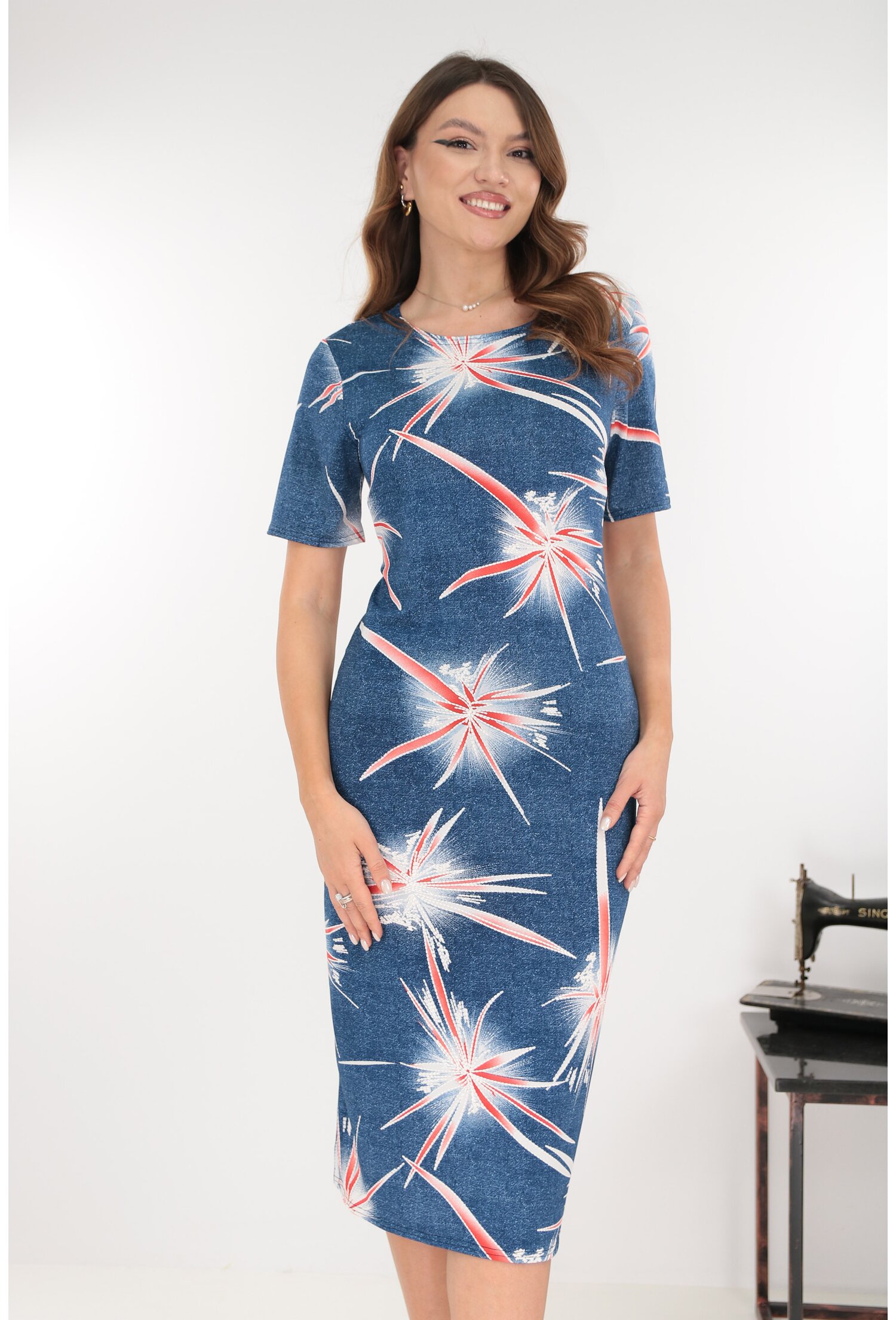 Reducere 50% - Rochie midi albastra cu print abstract rosu 1 Rochie midi albastra cu print abstract rosu