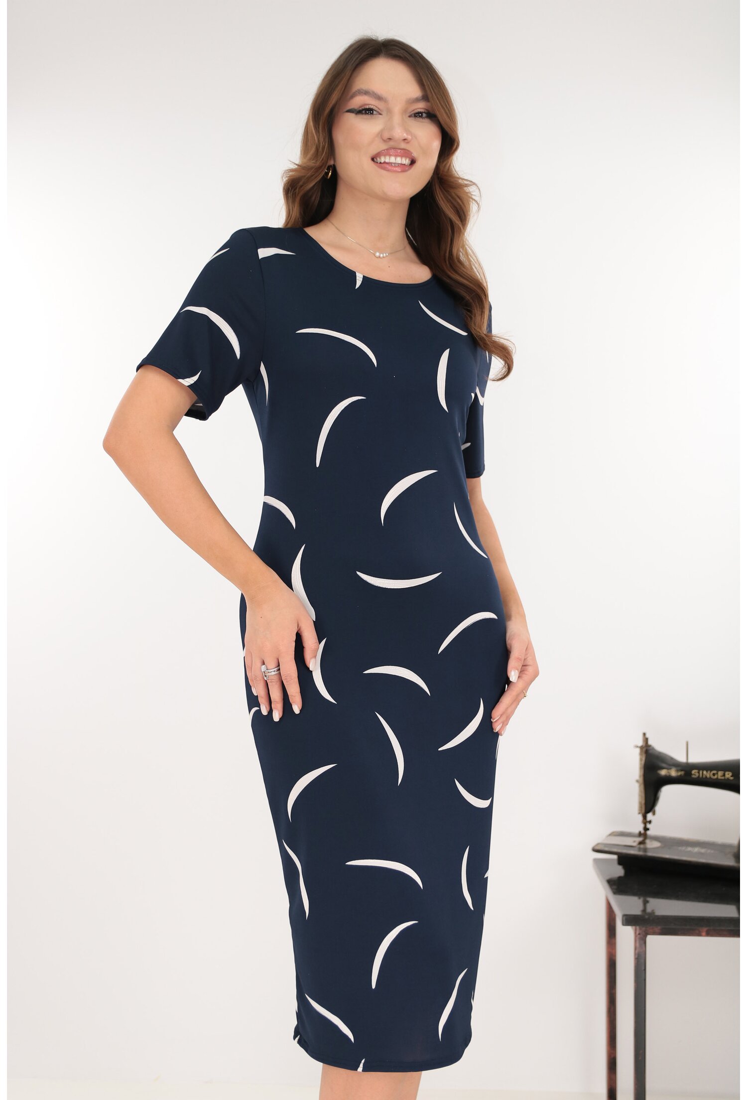 Reducere 50% - Rochie midi bleumarin cu print abstract alb 1 Rochie midi bleumarin cu print abstract alb