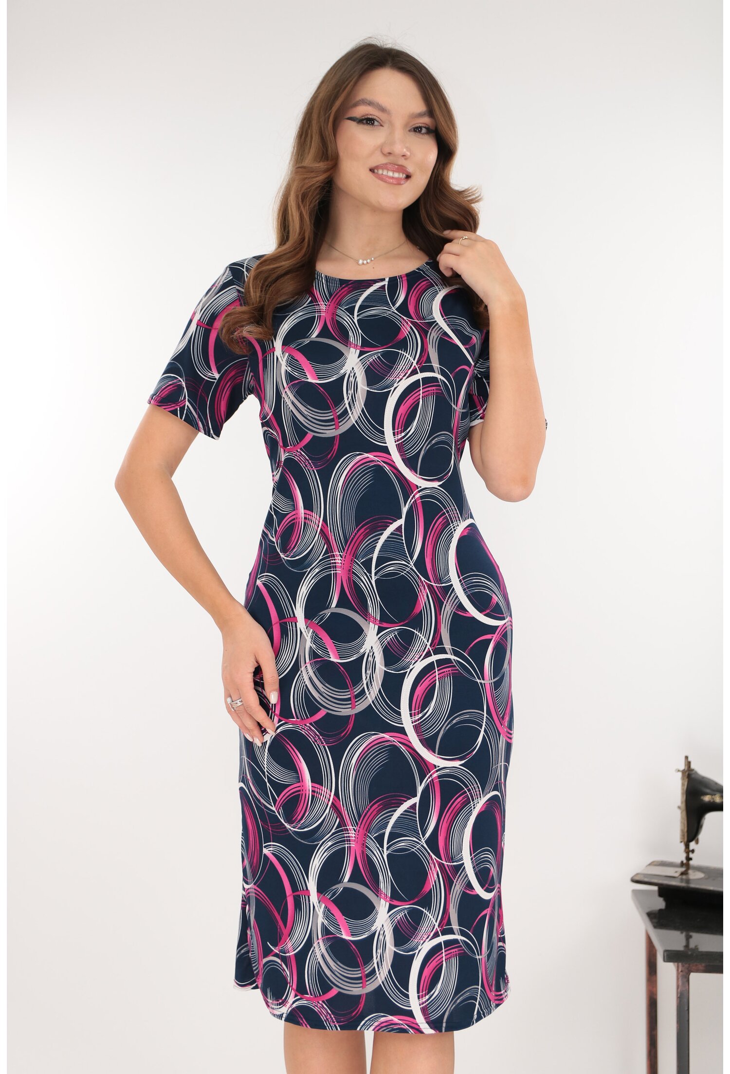 Reducere 50% - Rochie midi bleumarin cu print abstract roz-alb 1 Rochie midi bleumarin cu print abstract roz-alb