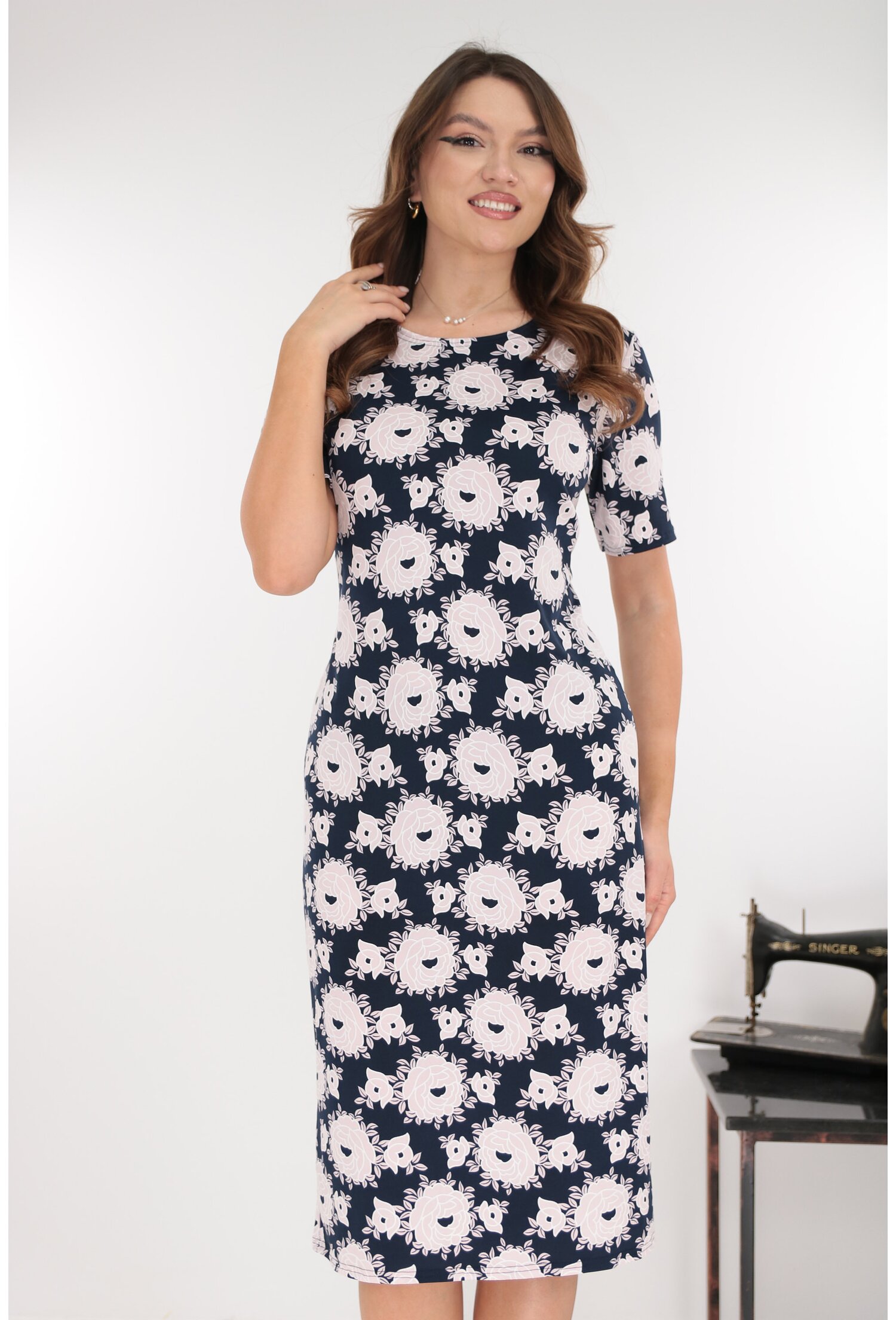 Reducere 50% - Rochie midi bleumarin cu print floral roz 1 Rochie midi bleumarin cu print floral roz