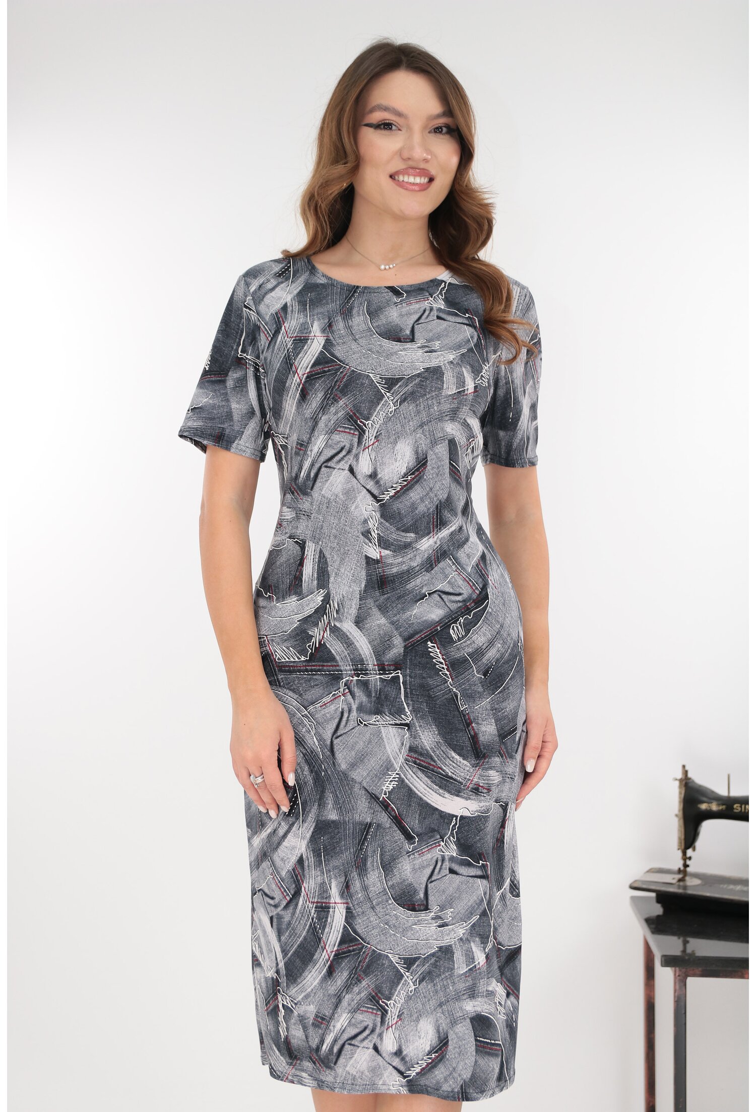 Reducere 50% - Rochie midi gri cu print abstract alb-rosu 1 Rochie midi gri cu print abstract alb-rosu
