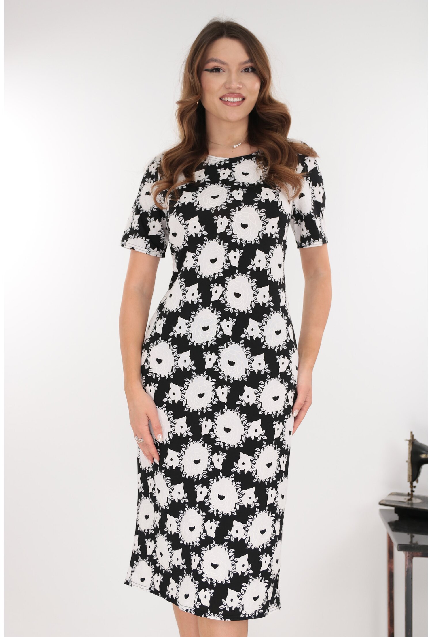 Reducere 50% - Rochie midi neagra cu print floral alb 1 Rochie midi neagra cu print floral alb