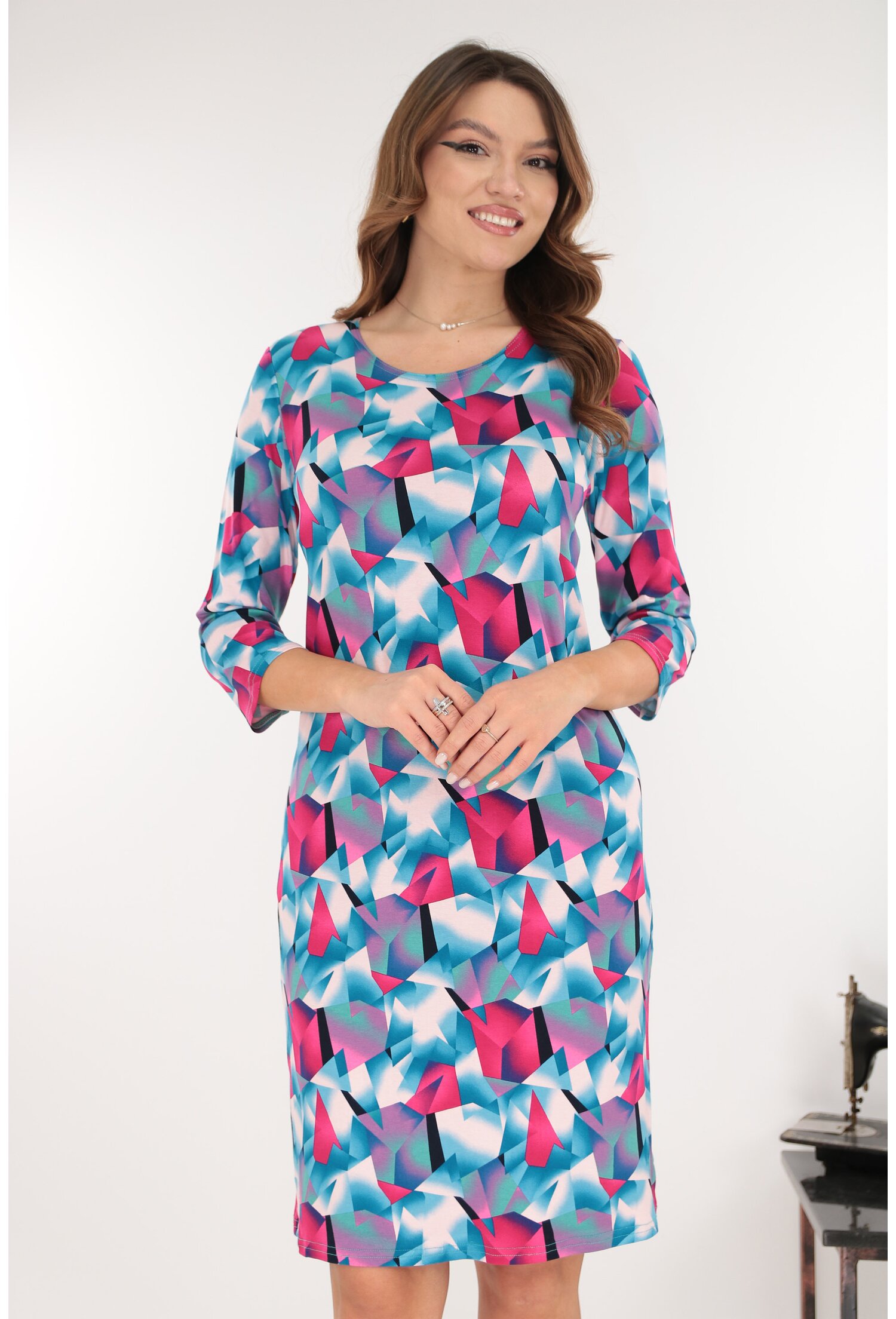 Reducere 53% - Rochie office albastra cu imprimeu geometric fucsia 1 Rochie office albastra cu imprimeu geometric fucsia