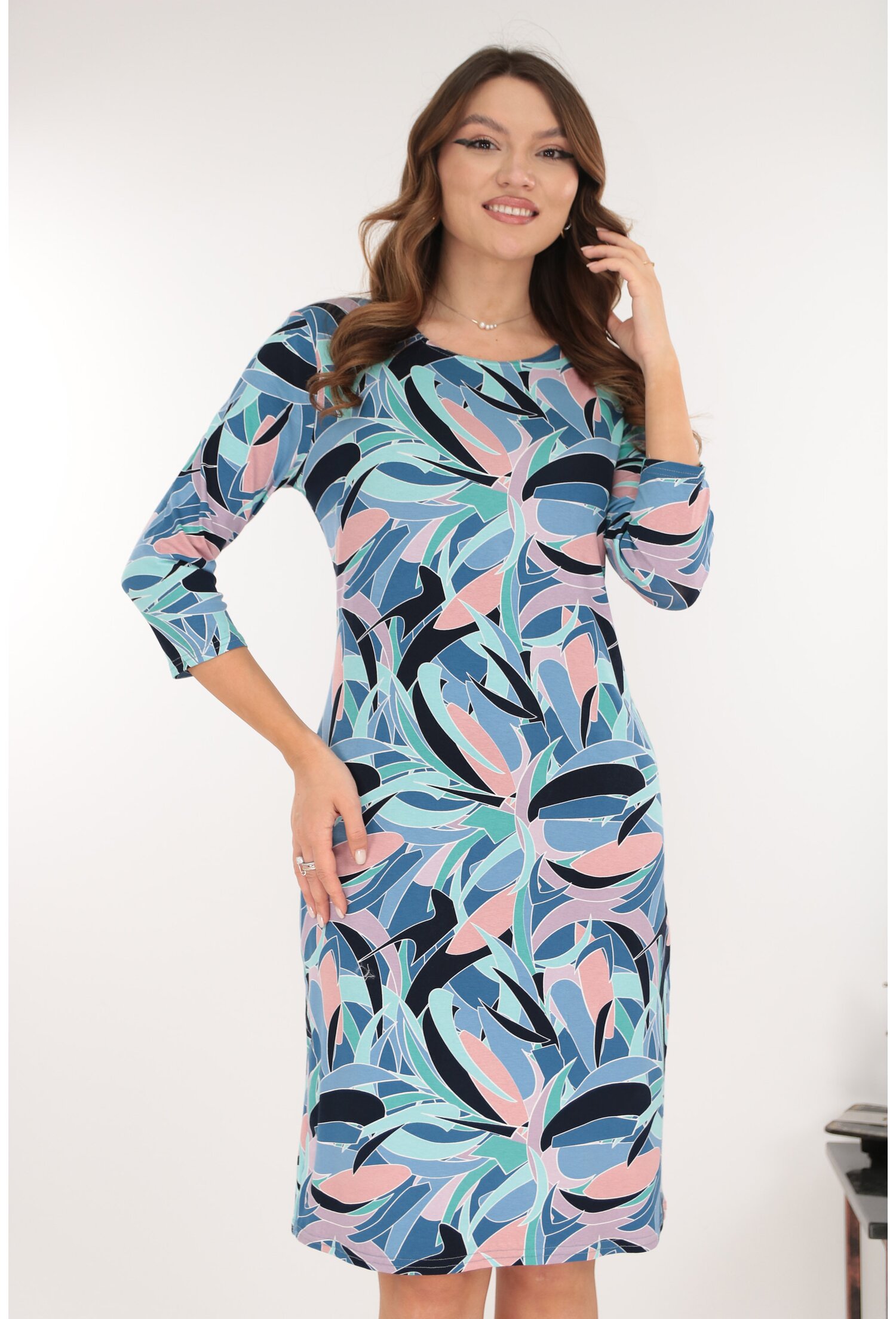 Reducere 53% - Rochie office albastra cu imprimeu geometric roz-vernil 1 Rochie office albastra cu imprimeu geometric roz-vernil