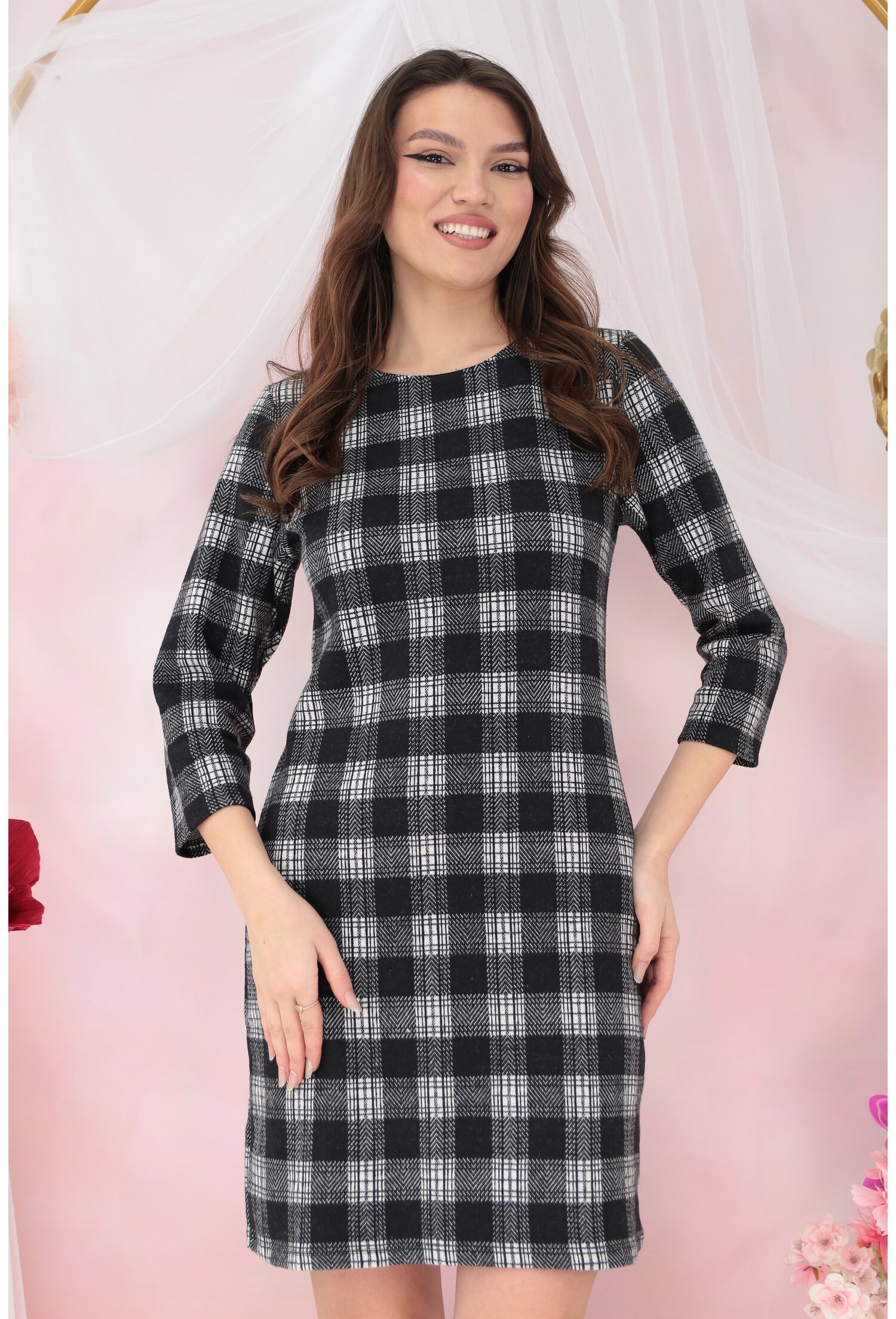 Reducere 70% - Rochie office cu model alb-negru in carouri 1 Rochie office cu model alb-negru in carouri