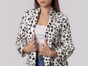 Sacou alb cu animal print si maneci incretite