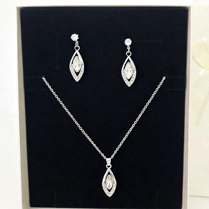 Reducere 36% - Set Feeling Drop bijuterii dama, cu cristale si pandantiv elegant tip lacrima, in cutie cadou 1 Set Feeling Drop bijuterii dama