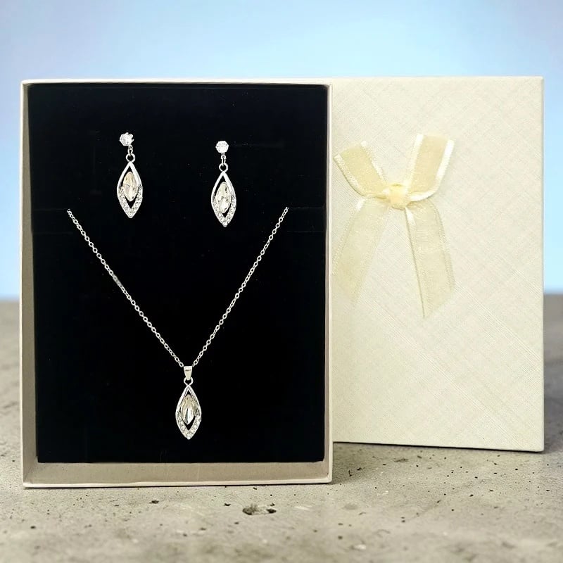 Reducere 36% - Set Feeling Drop bijuterii dama, cu cristale si pandantiv elegant tip lacrima, in cutie cadou 2 cu cristale si pandantiv elegant tip lacrima