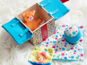 set-jucarii-bebe-in-cutie-cadou-din-lemn