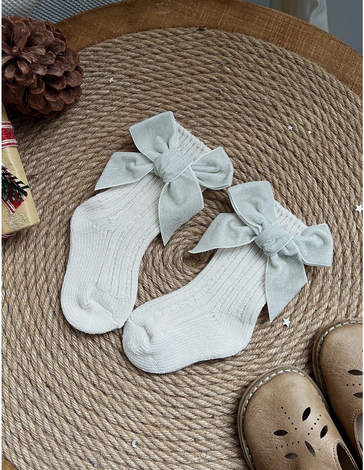 Reducere 25% - Sosete croset calduroase-fundita cu sclipici ecru 1 Sosete croset calduroase-fundita cu sclipici ecru