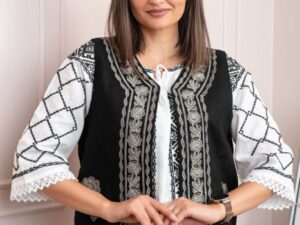 Vesta traditionala neagra cu broderie florala aurie Mihaela