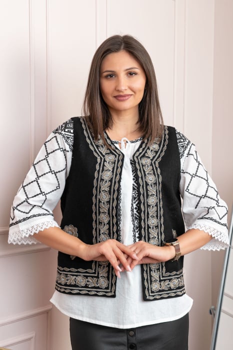 Reducere 36% - Vesta traditionala neagra cu broderie florala aurie Mihaela 1 Vesta traditionala neagra cu broderie florala aurie Mihaela