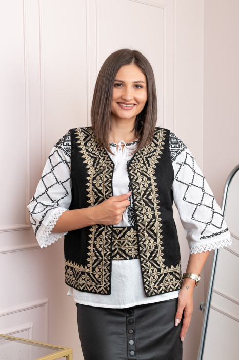 Reducere 36% - Vesta traditionala neagra cu broderie geometrica aurie Dorina 1 Vesta traditionala neagra cu broderie geometrica aurie Dorina