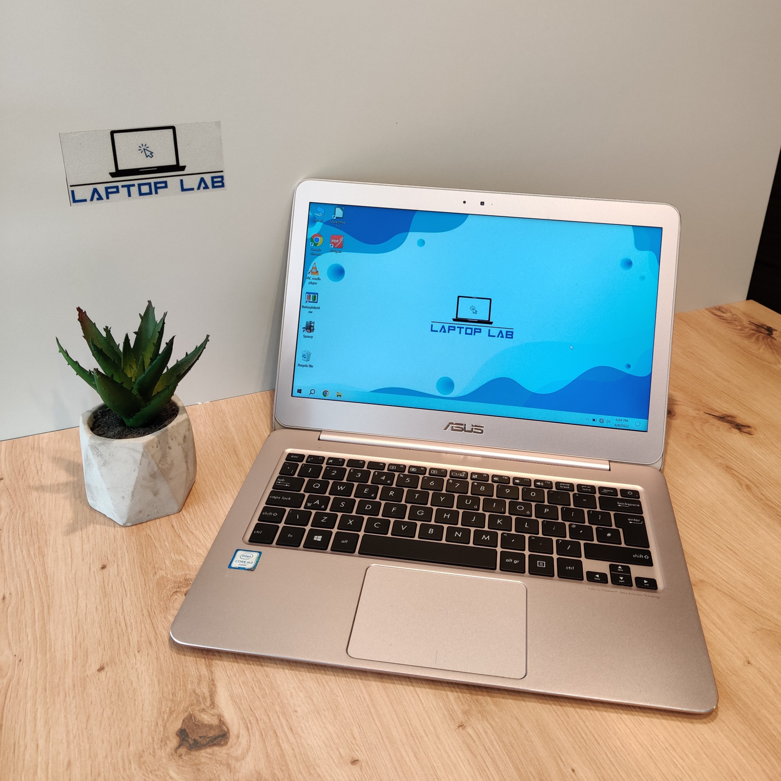 Reducere 13% - Laptop Second Hand Asus UX305CA - 13.3inch FHD Intel M3-6Y30 4GB RAM 120GB SSD Windows 10 Refurbished 1 Laptop Second Hand Asus UX305CA - 13.3inch FHD Intel M3-6Y30 4GB RAM 120GB SSD Windows 10 Refurbished