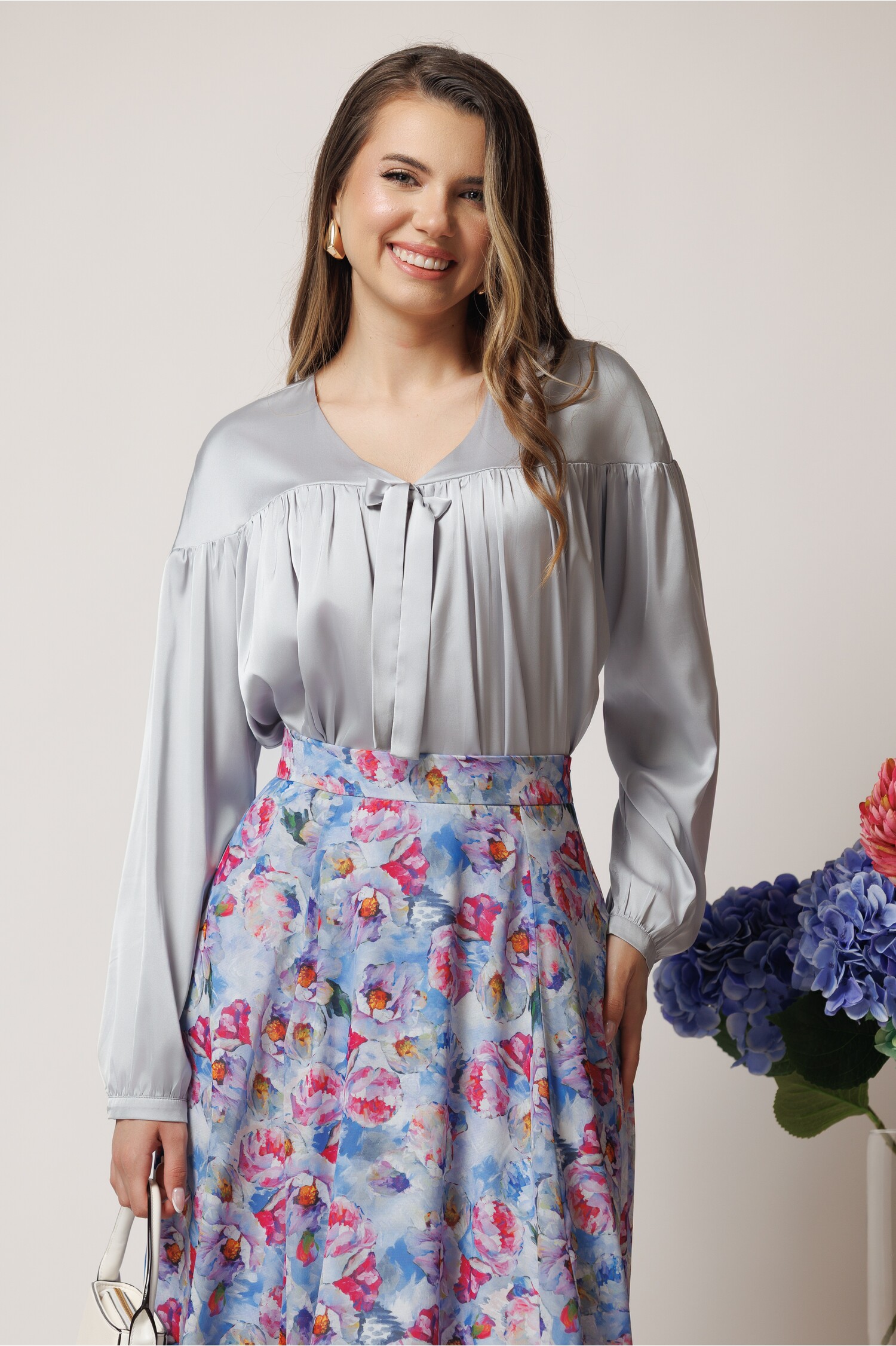 Reducere 70% - Bluza DY Fashion eleganta din satin gri cu funda si pliuri 1 Bluza DY Fashion eleganta din satin gri cu funda si pliuri