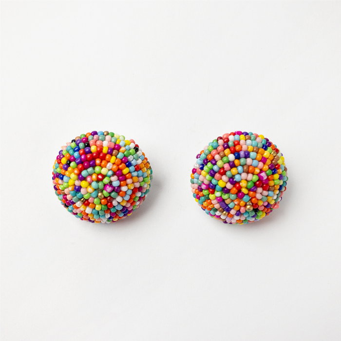 Reducere 40% - Cercei in forma rotunda bombata cu margelute multicolore, forma stilizata de papadie 1 Cercei in forma rotunda bombata cu margelute multicolore