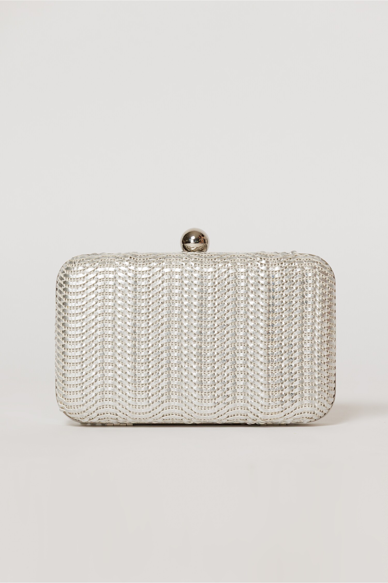 Reducere 20% - Clutch cu aspect metalic argintiu cu design impletit 1 Clutch cu aspect metalic argintiu cu design impletit