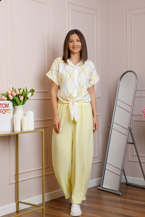 Reducere 36% - Compleu dama galben pastel cu pantaloni largi si bluza cu nod Candice 1 Compleu dama galben pastel cu pantaloni largi si bluza cu nod Candice