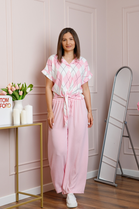 Reducere 36% - Compleu dama roz pastel cu pantaloni largi si bluza cu nod Candice 1 Compleu dama roz pastel cu pantaloni largi si bluza cu nod Candice