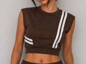 cu pantaloni wide leg evazati si top crop cu pantaloni wide leg evazati si top crop
